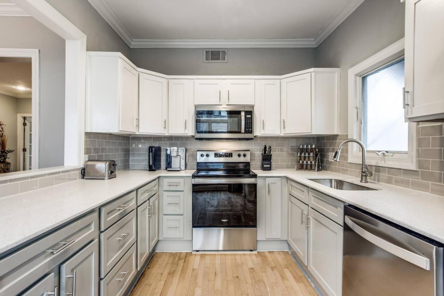 A PRIVATE 3 BD 2 BTH CONDO OAKLAWN TURTLE CREEK Roswell Court view 4