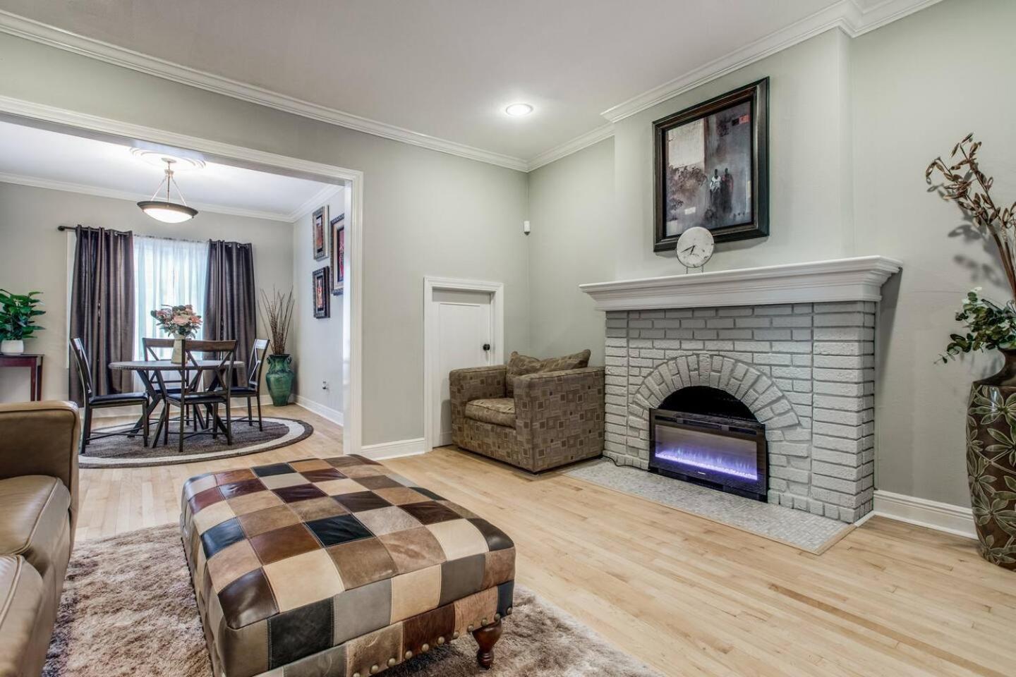 A PRIVATE 3 BD 2 BTH CONDO OAKLAWN TURTLE CREEK Roswell Court view 5