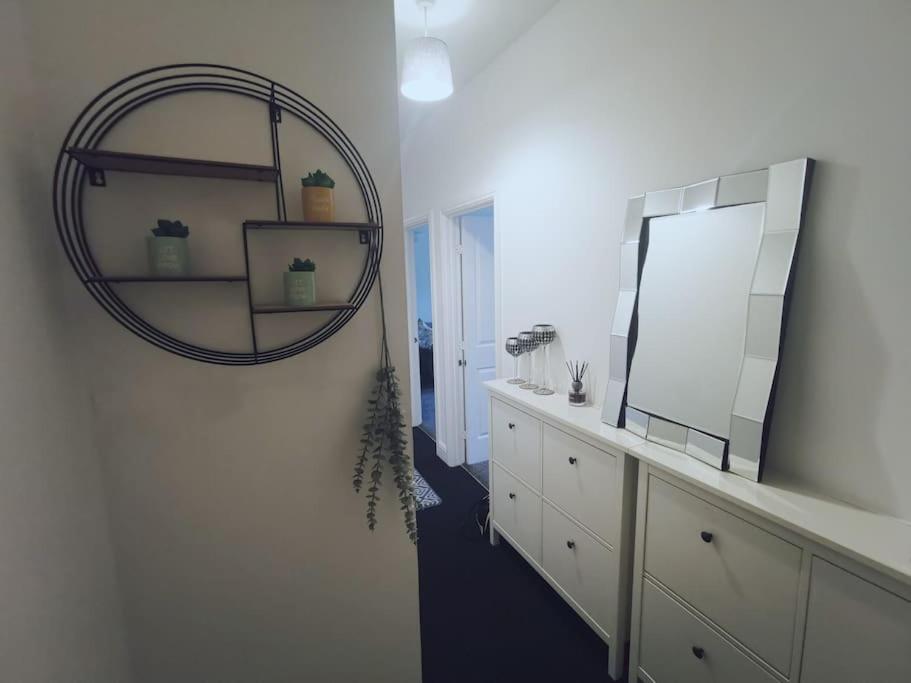 Luxe & Stylish Centralised Watford Apt - Fast Wi-Fi & Free Parking Near Harry Potter Studios Tour view 5