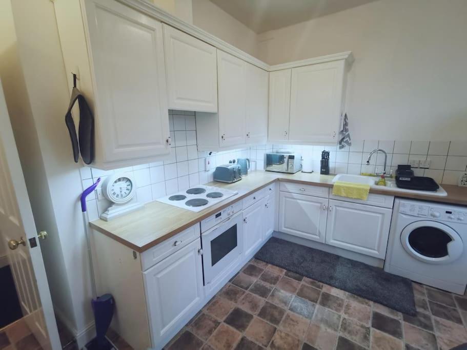 Luxe & Stylish Centralised Watford Apt - Fast Wi-Fi & Free Parking Near Harry Potter Studios Tour view 4