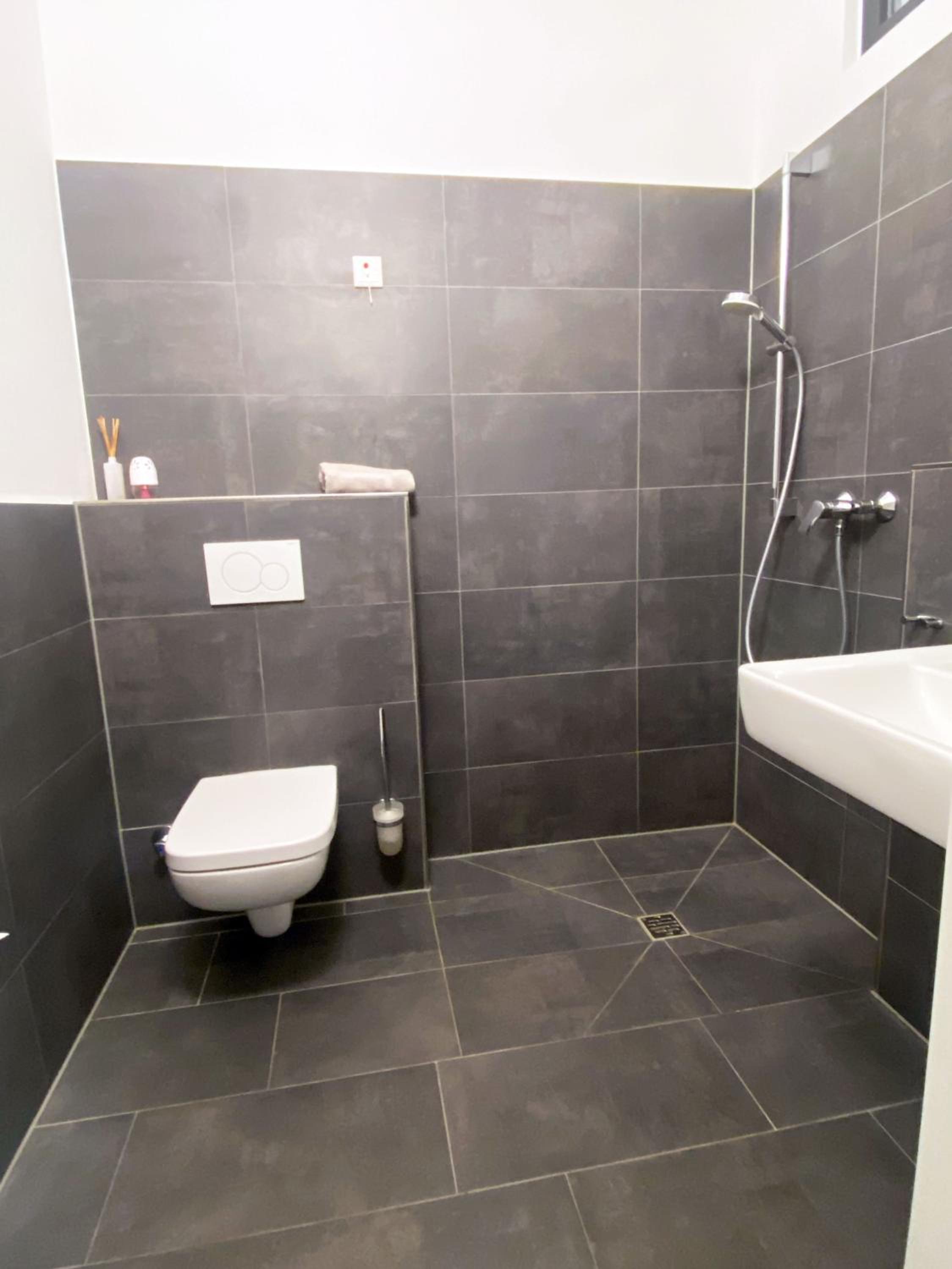 BIELEFELD CITY APARTMENTS - komfortable Einzelzimmer und Doppelzimmer - moderne Badezimmer, schnelles WLAN, Self-Check-In
