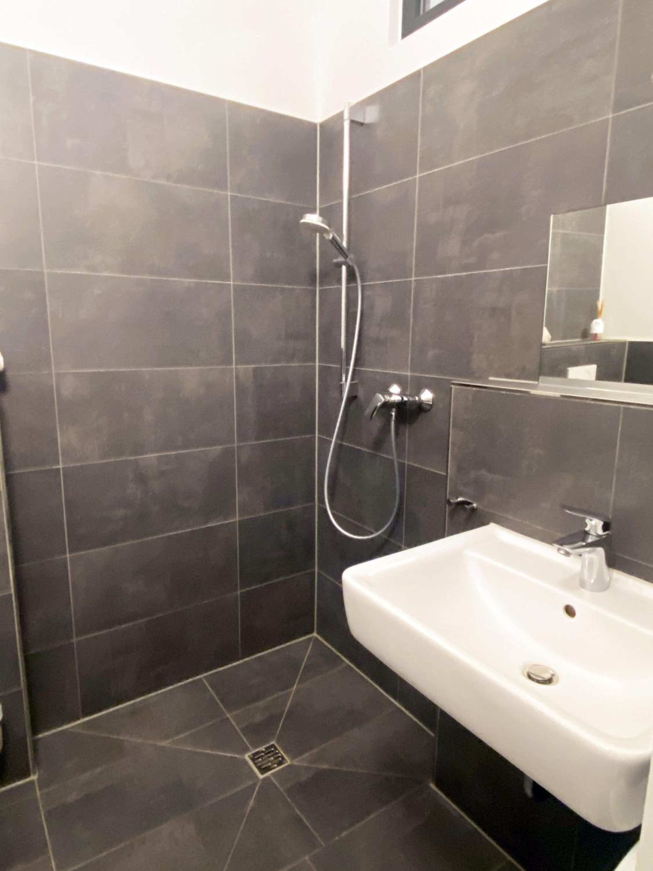 BIELEFELD CITY APARTMENTS - komfortable Einzelzimmer und Doppelzimmer - moderne Badezimmer, schnelles WLAN, Self-Check-In