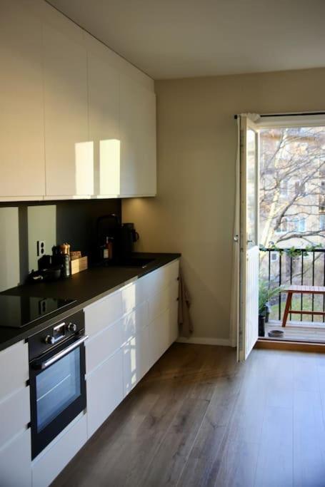 Perfect city stay with balcony and top comfort view 4