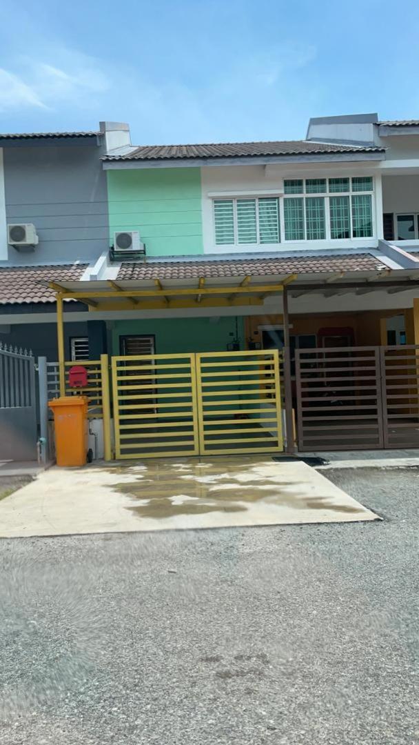 Purple TownHouse 9pax 3R2B Wifi photo 2
