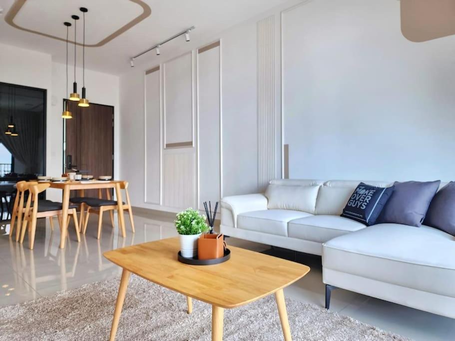 Twin Tower Homestay by Antlerzone