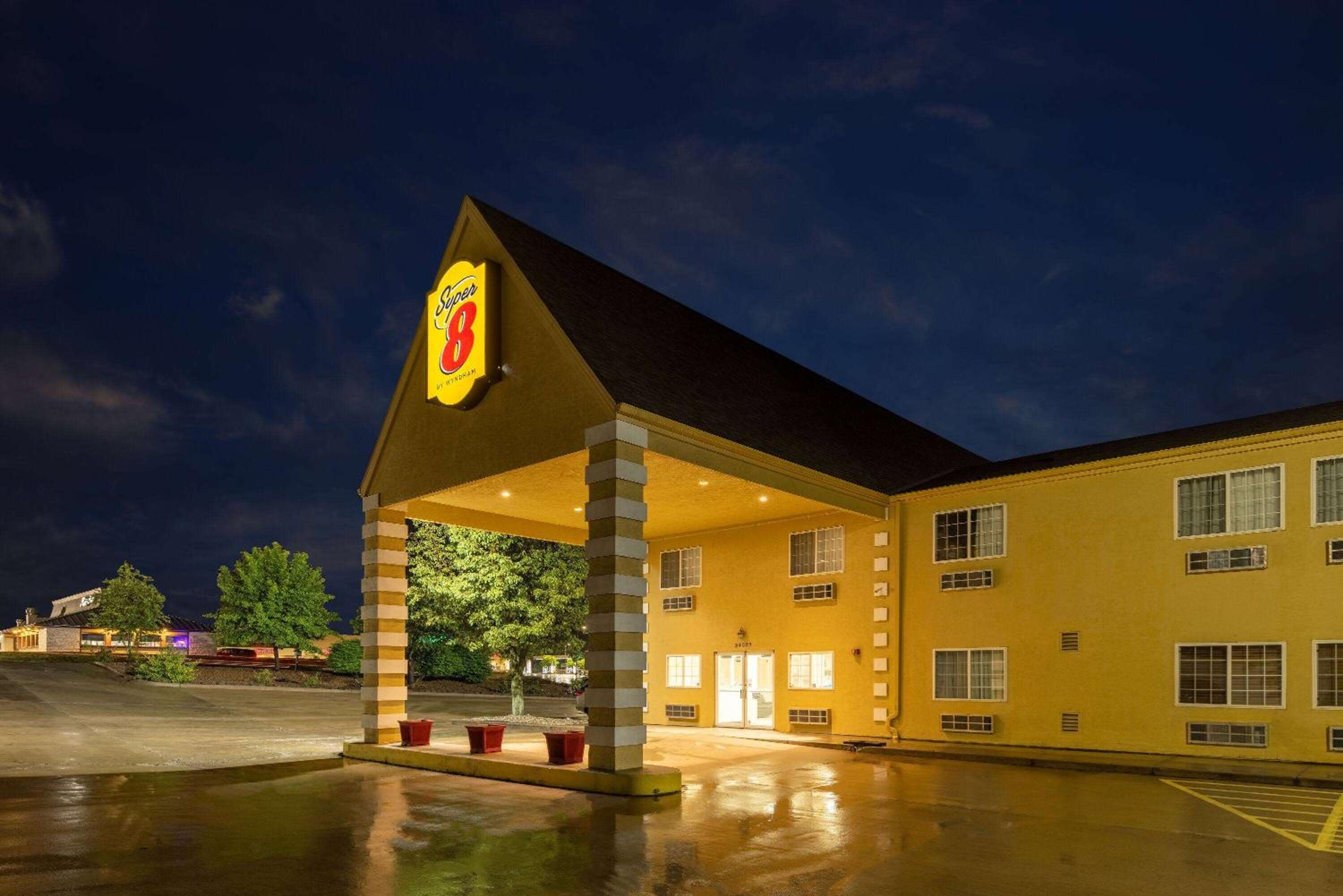 Super 8 by Wyndham De Soto view 3