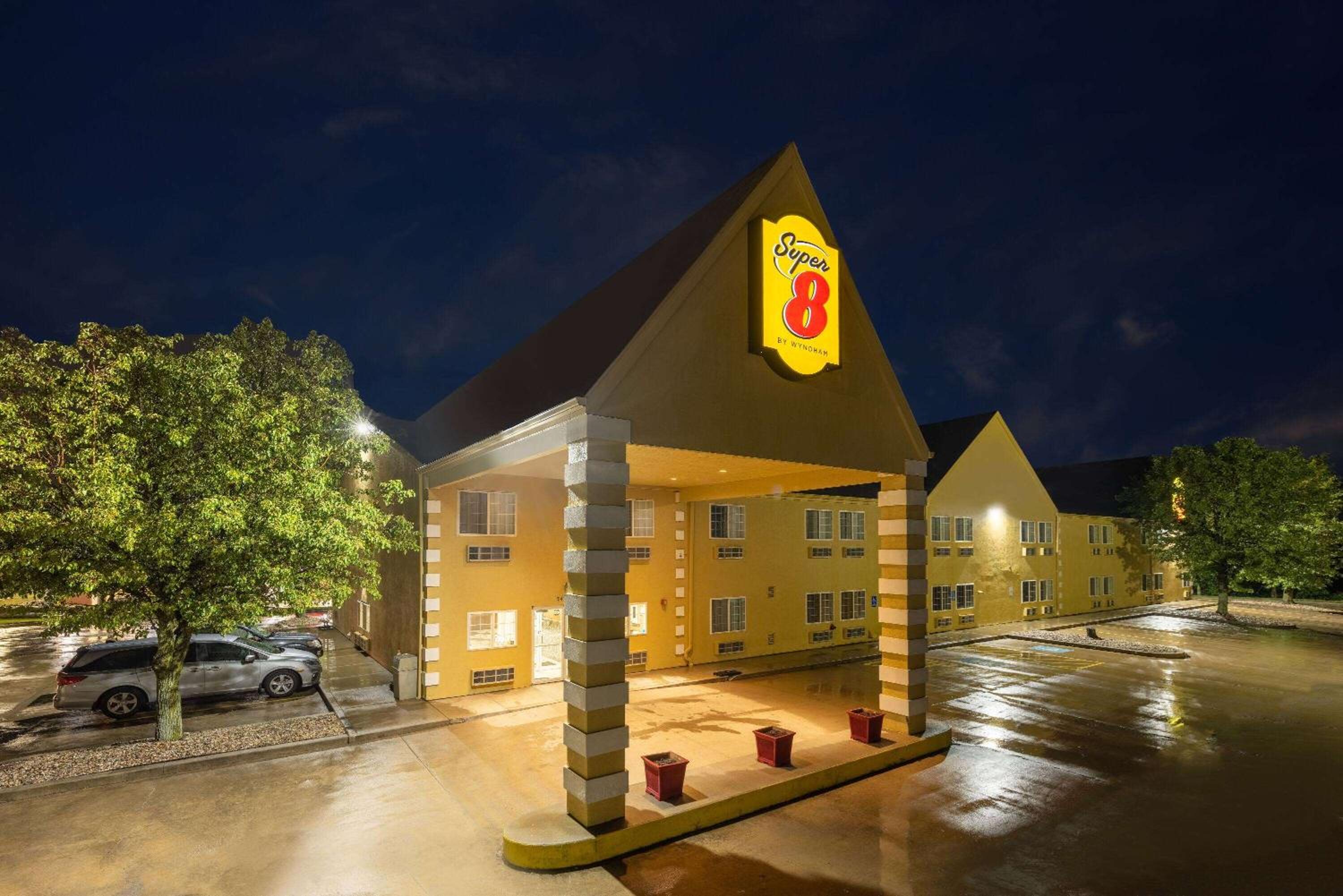 Super 8 by Wyndham De Soto view 4