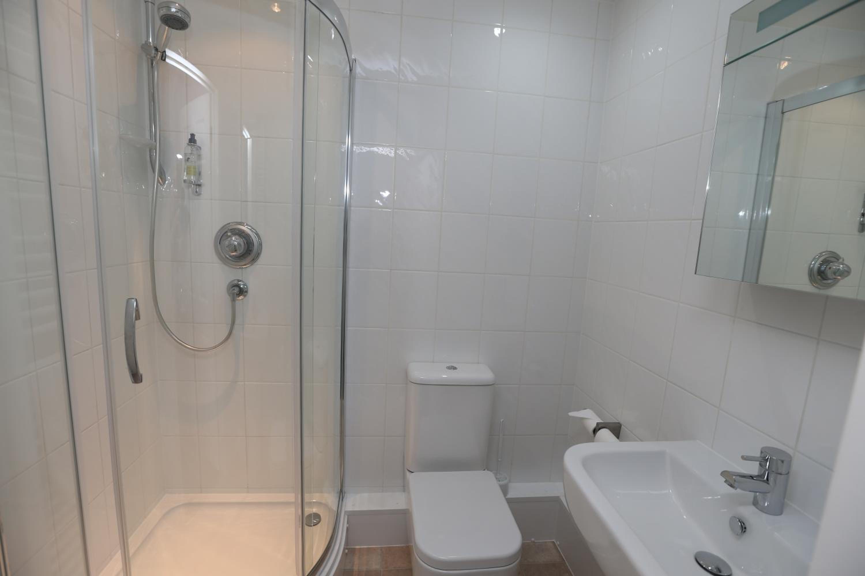 Horley Vacations - Corner House Hotel Gatwick with bookable Holiday parking - Property Image 12