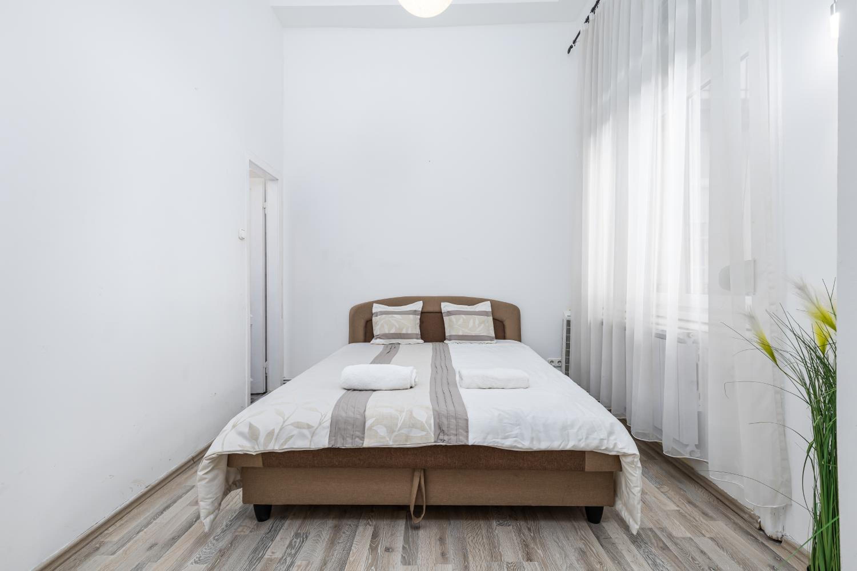 Real Apartments Lovag