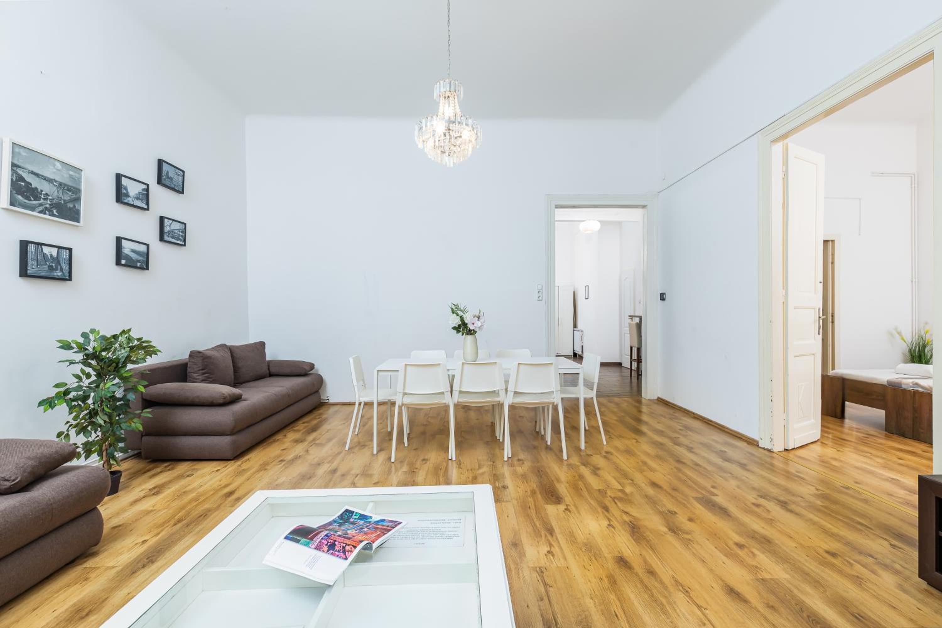 Real Apartments Lovag
