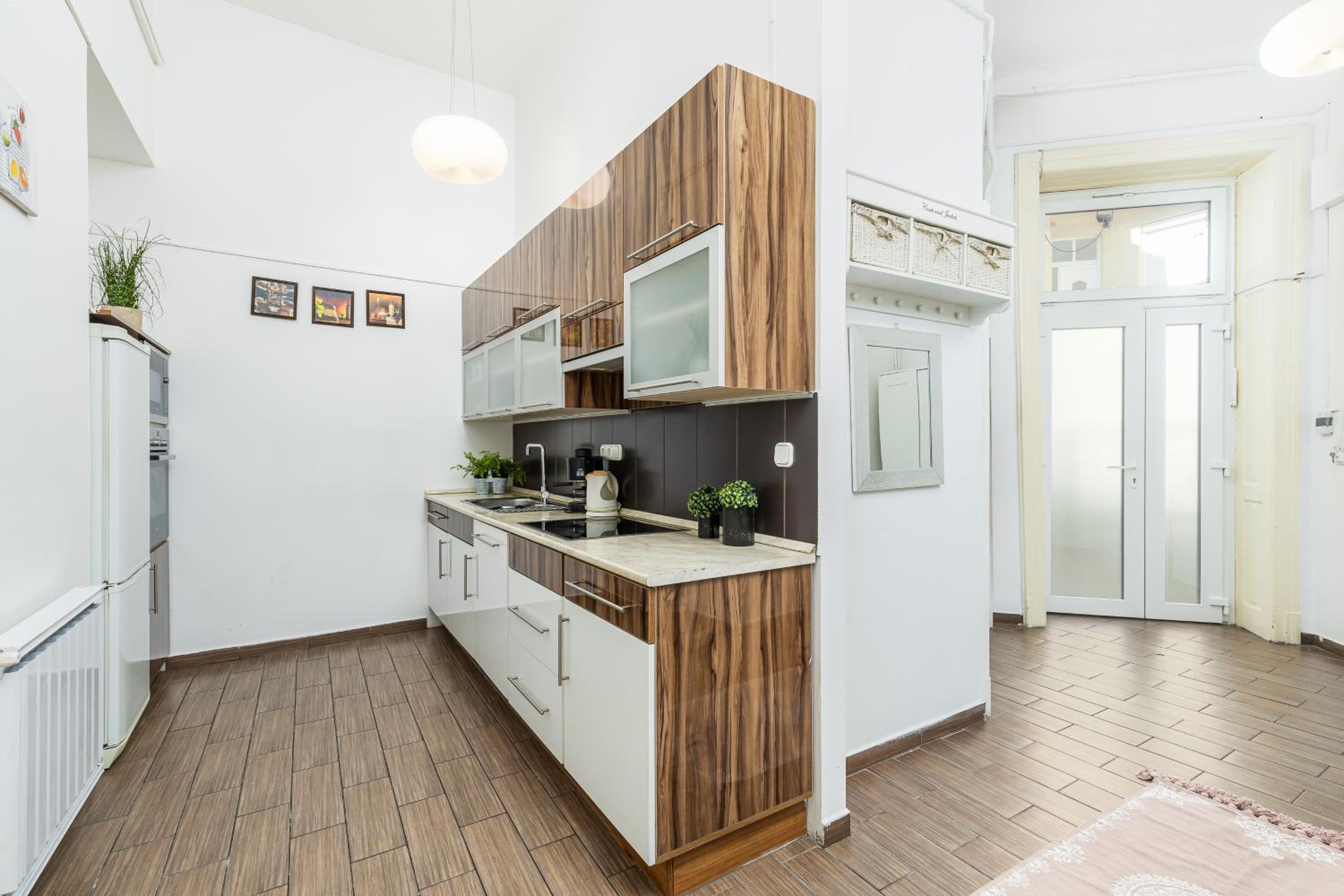 Real Apartments Lovag