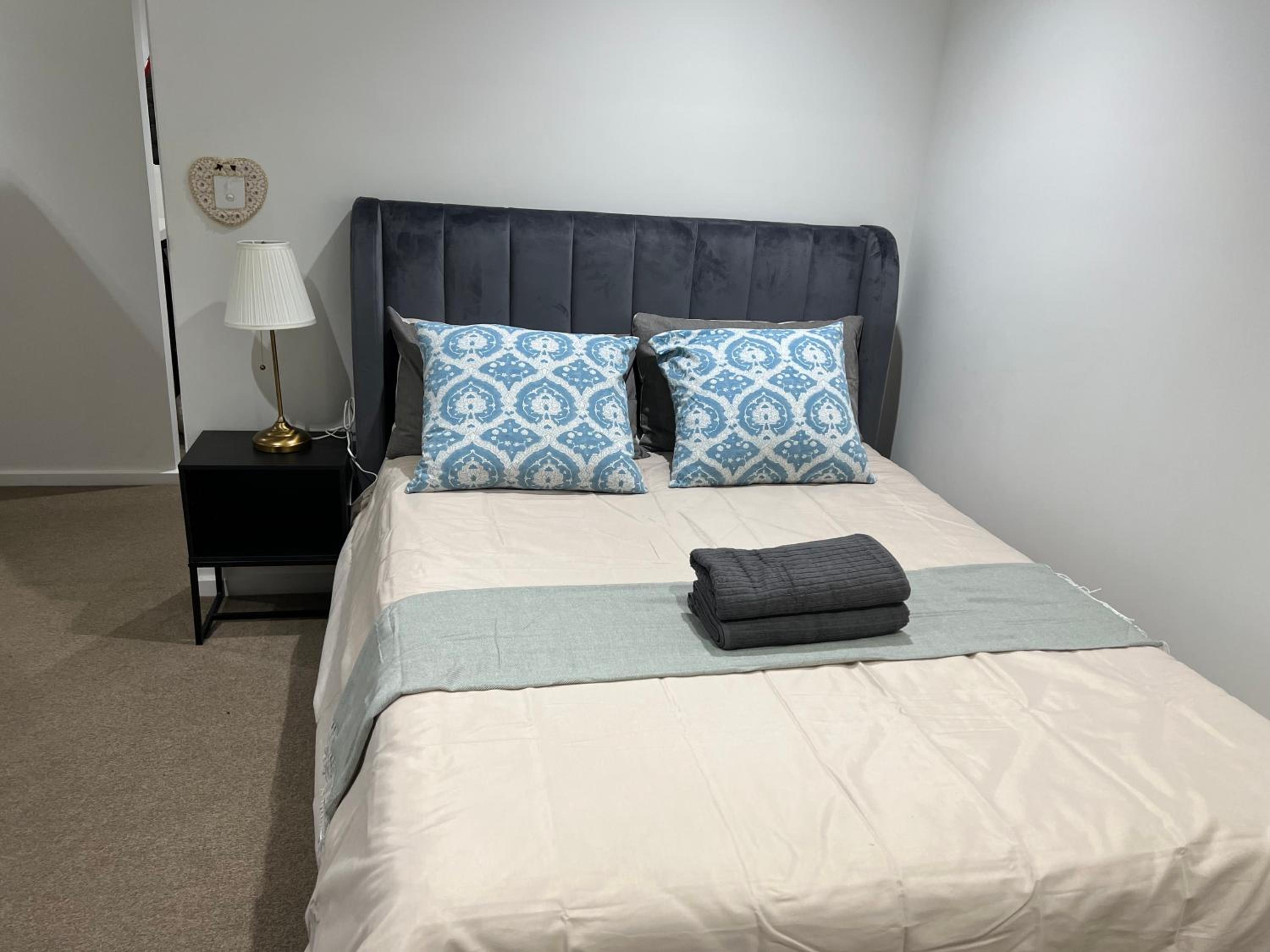 Quiet CBD 3b2b apartment + free parking