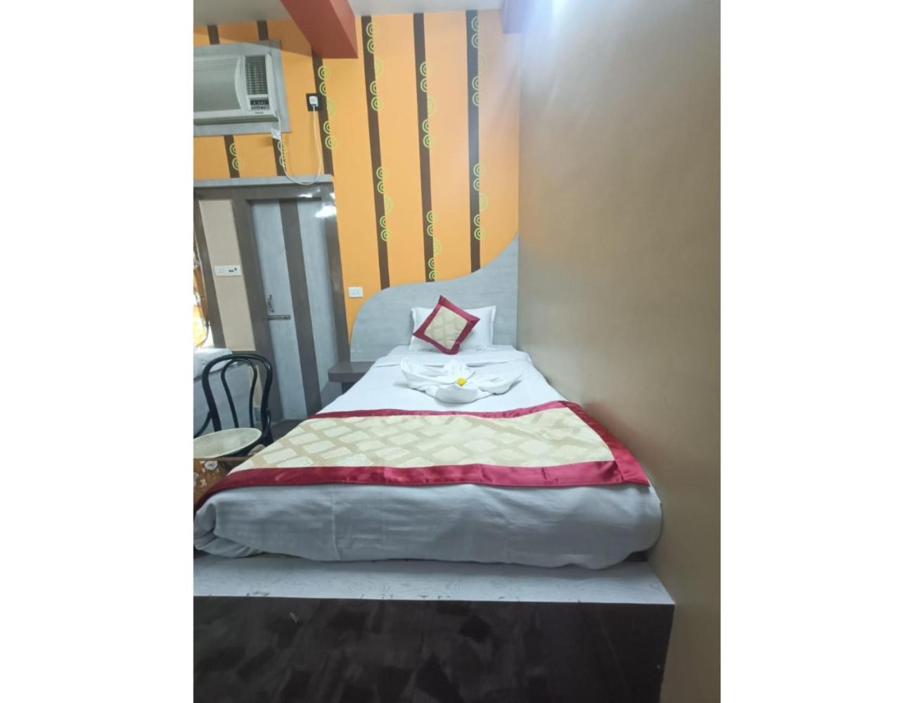 EMBLIC HOTEL & RESTAURANT, Bolpur view 3