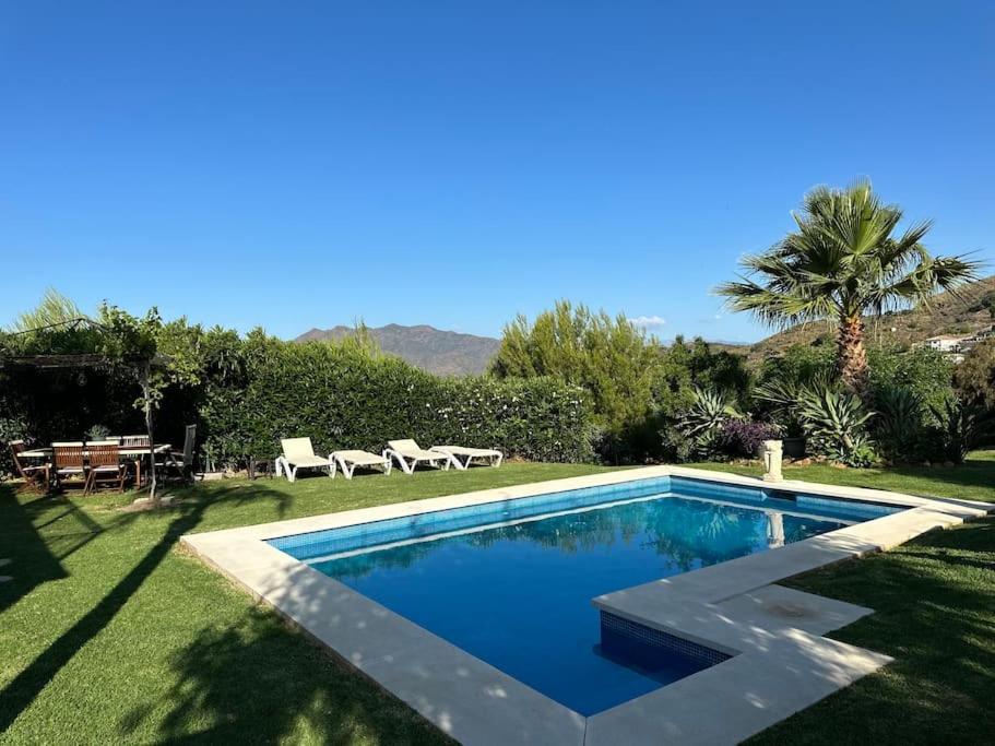 Pool-side chic studio in beautiful countryside