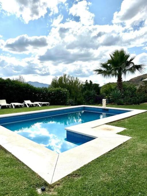Pool-side chic studio in beautiful countryside