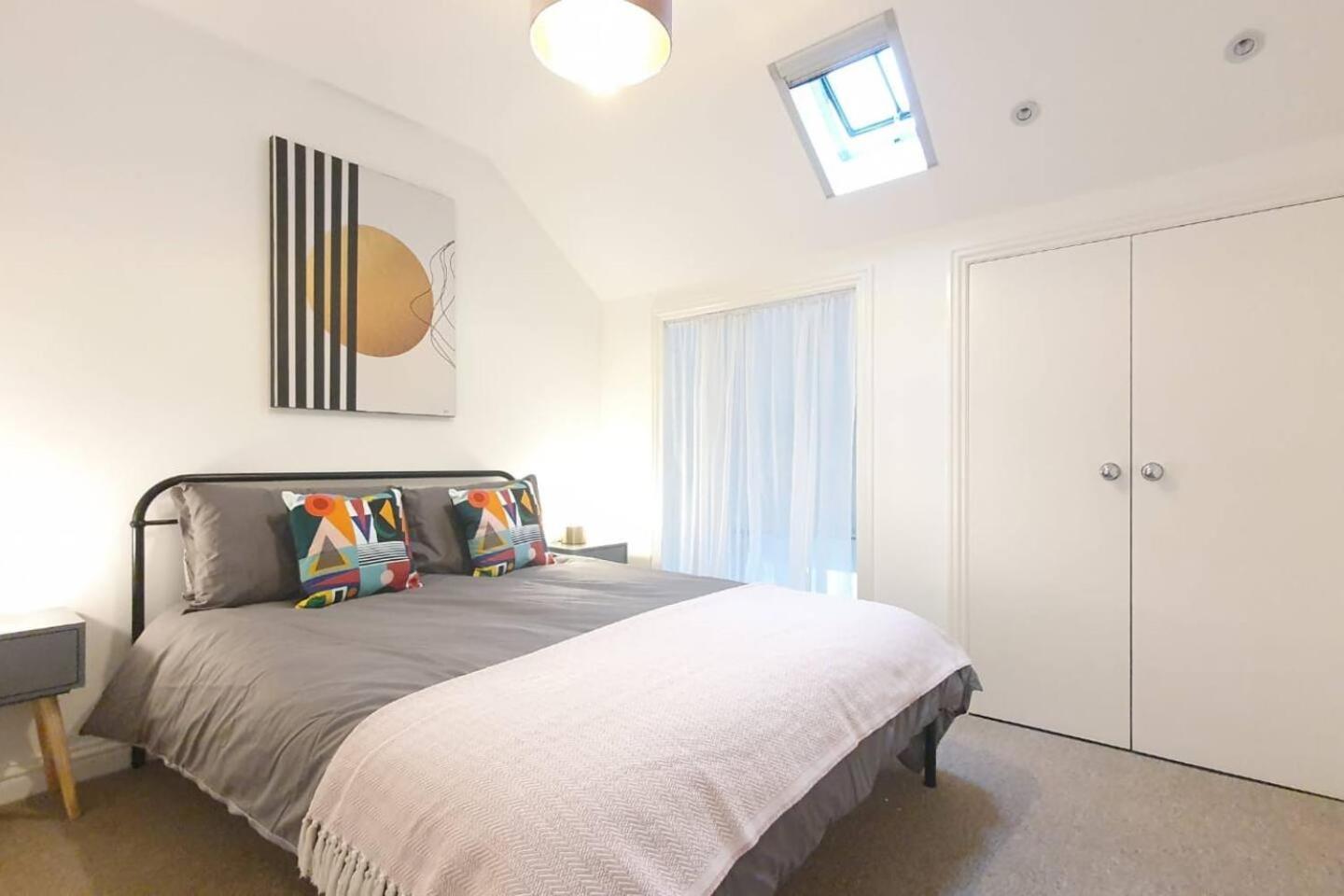 * SUPERB CENTRAL CHELTENHAM ABODE * view 2