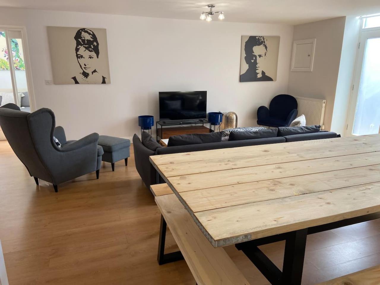 * SUPERB CENTRAL CHELTENHAM ABODE * view 3