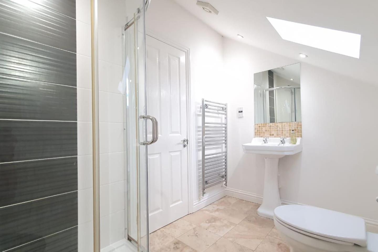 * SUPERB CENTRAL CHELTENHAM ABODE * view 4