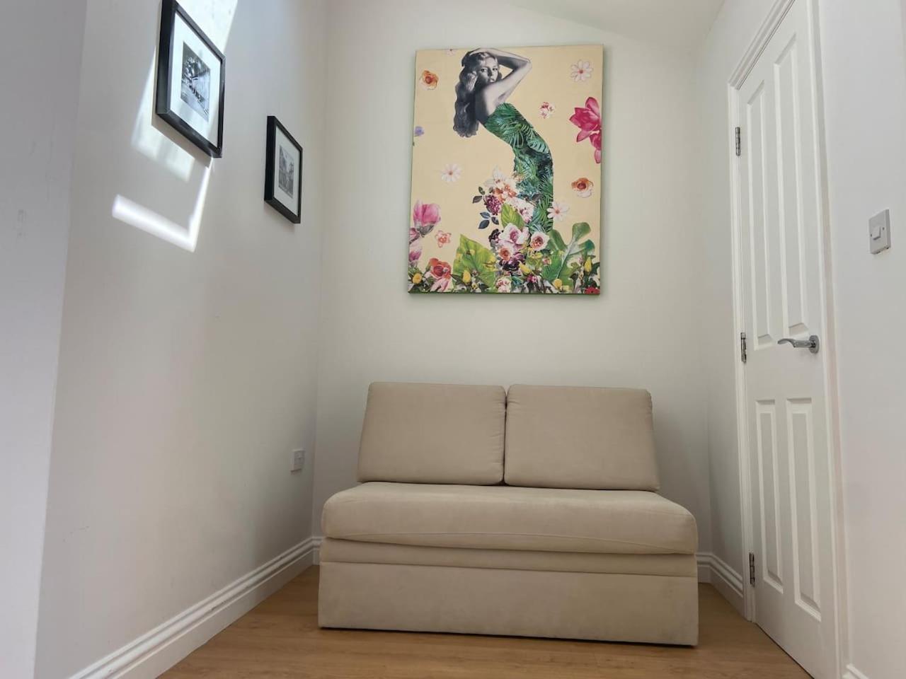 * SUPERB CENTRAL CHELTENHAM ABODE * view 5