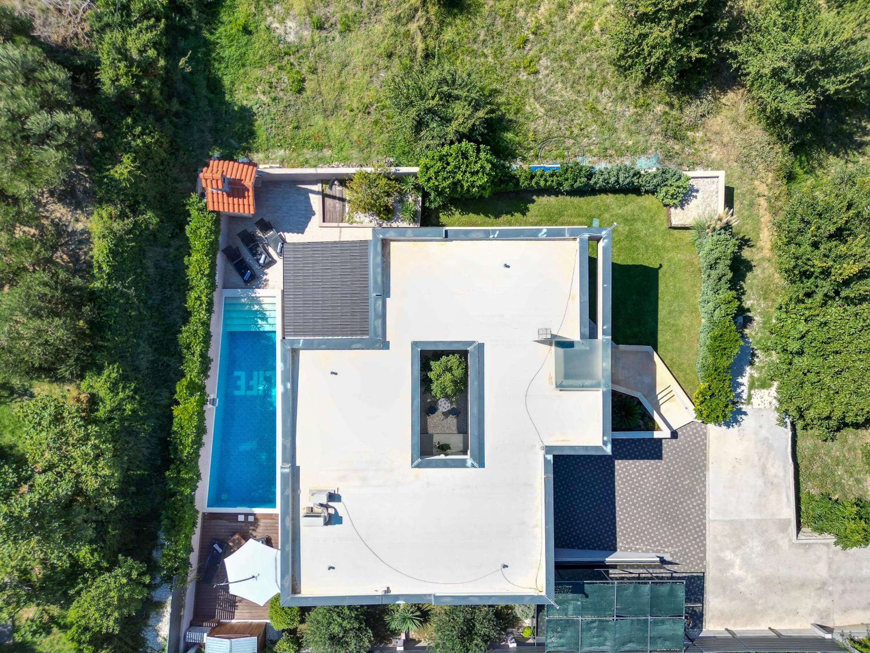 LIFE - NEW and LUXURY holiday house view 5