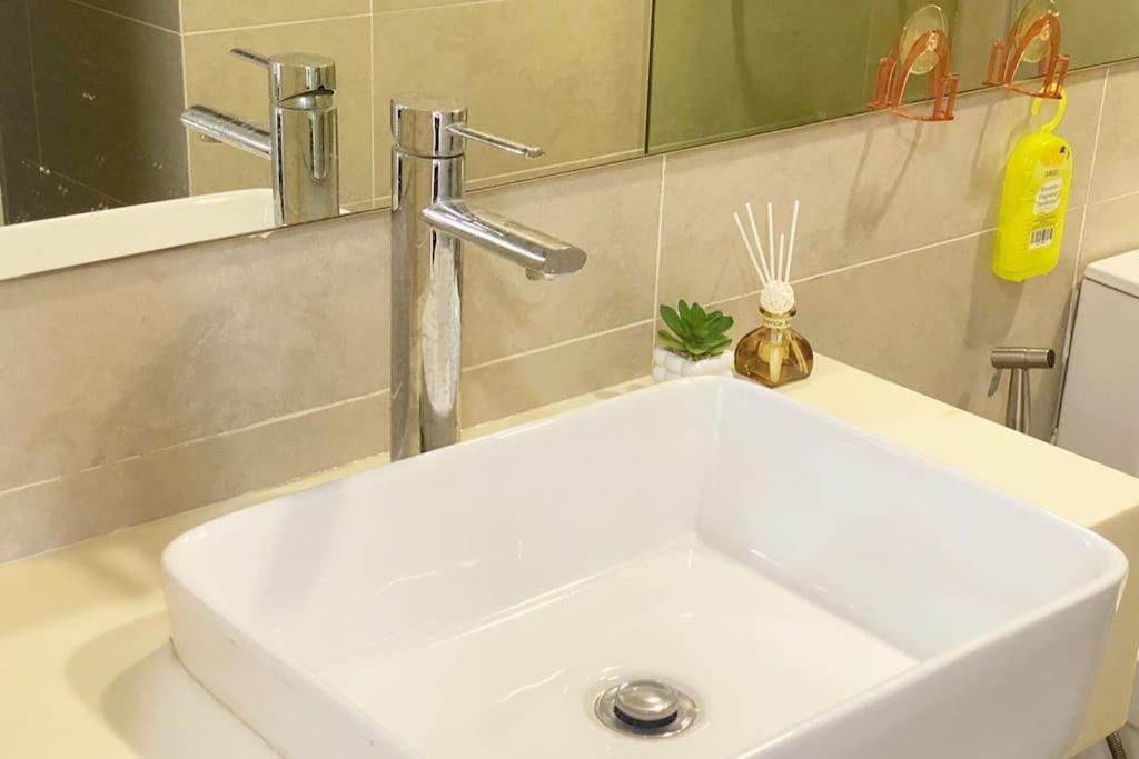 Muji Style KL Gateway Premium Residence with Infinity Pool Bathtub
