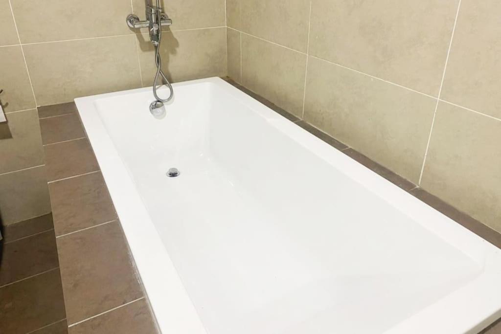 Muji Style KL Gateway Premium Residence with Infinity Pool Bathtub