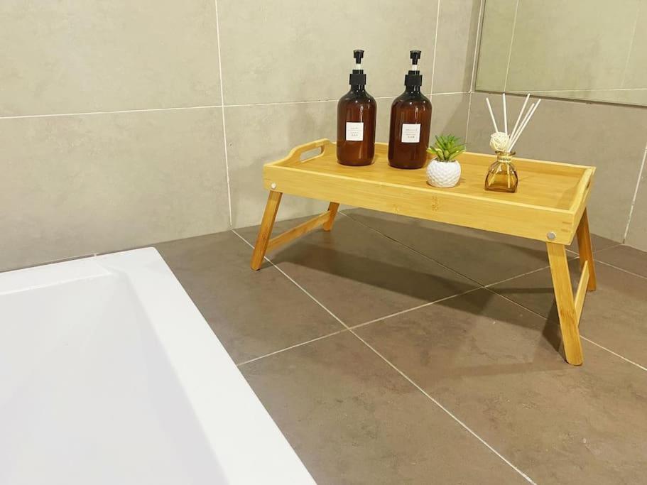 Muji Style KL Gateway Premium Residence with Infinity Pool Bathtub