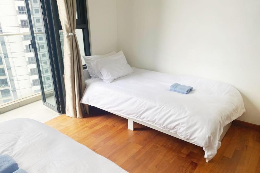 Muji Style KL Gateway Premium Residence with Infinity Pool Bathtub