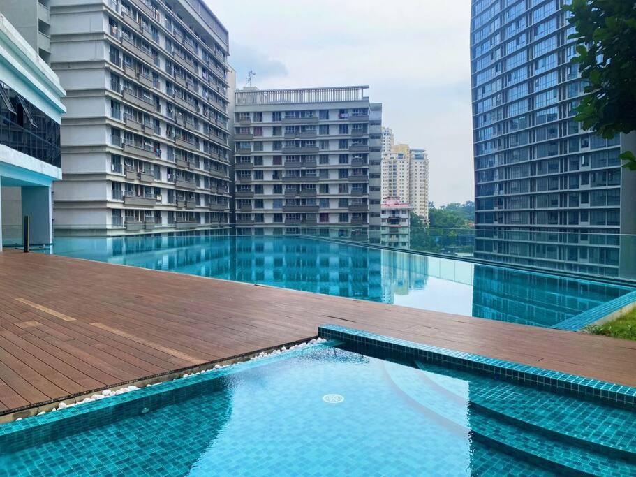 Muji Style KL Gateway Premium Residence with Infinity Pool Bathtub