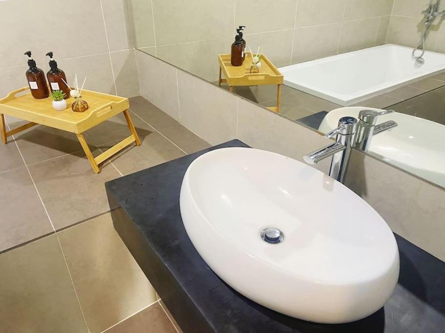 Muji Style KL Gateway Premium Residence with Infinity Pool Bathtub