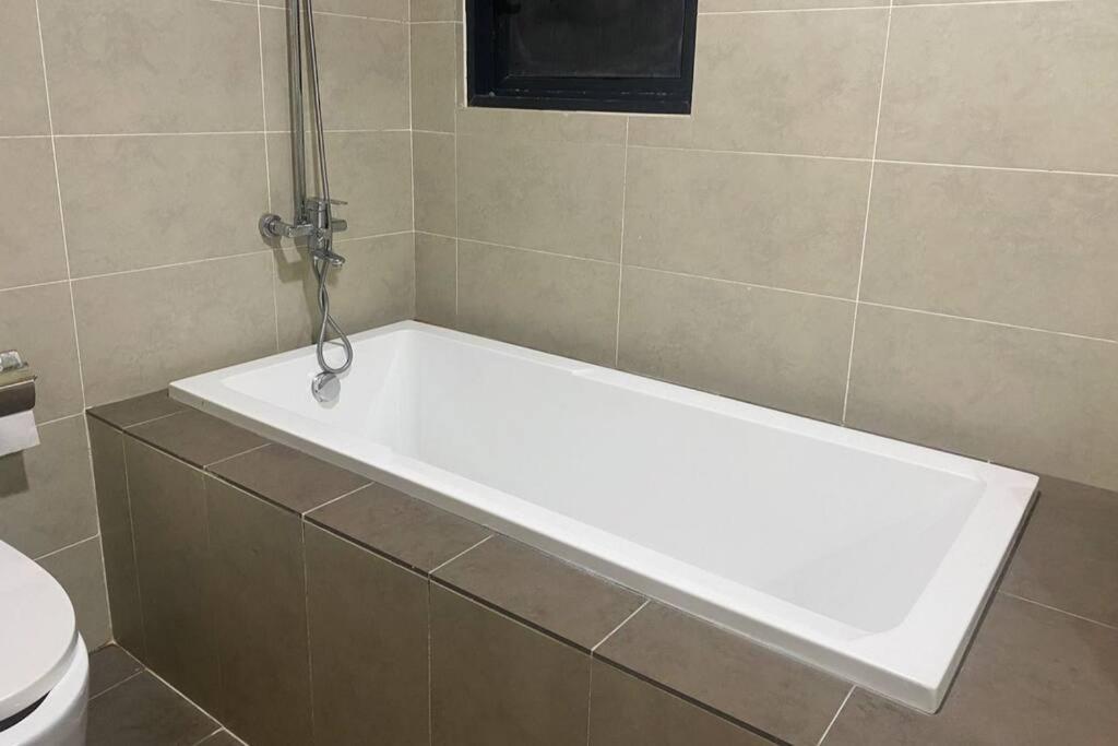 Muji Style KL Gateway Premium Residence with Infinity Pool Bathtub