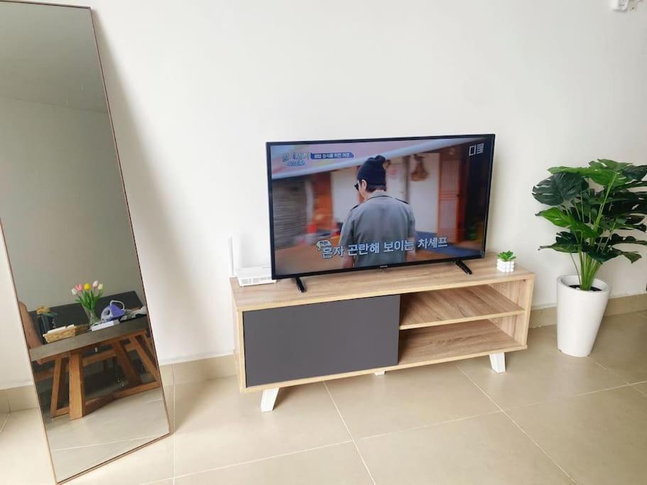 Muji Style KL Gateway Premium Residence with Infinity Pool Bathtub