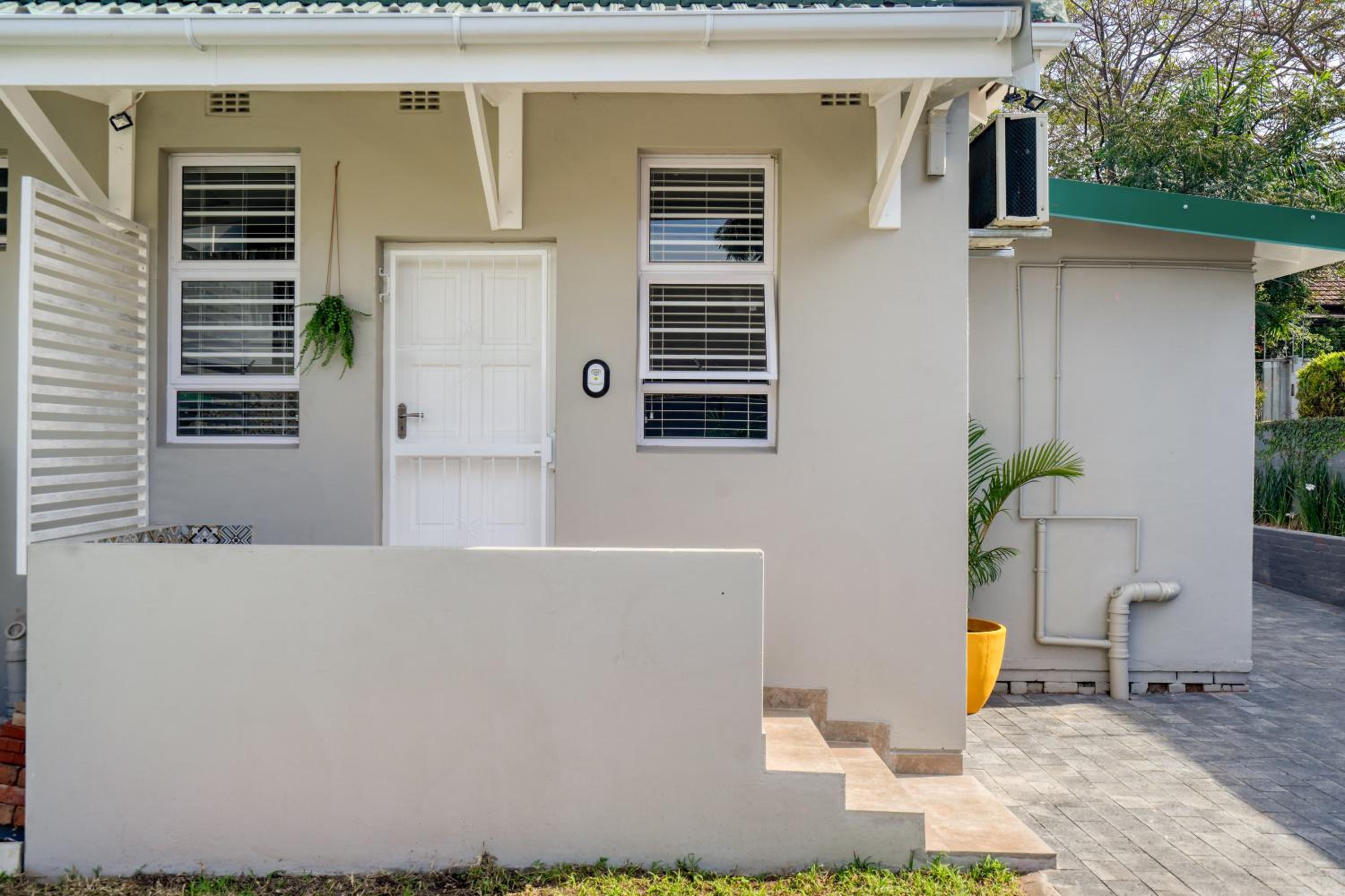 Hotel Hampton Collection - 2 Sleeper Studio Apartment with Pool - Image 1