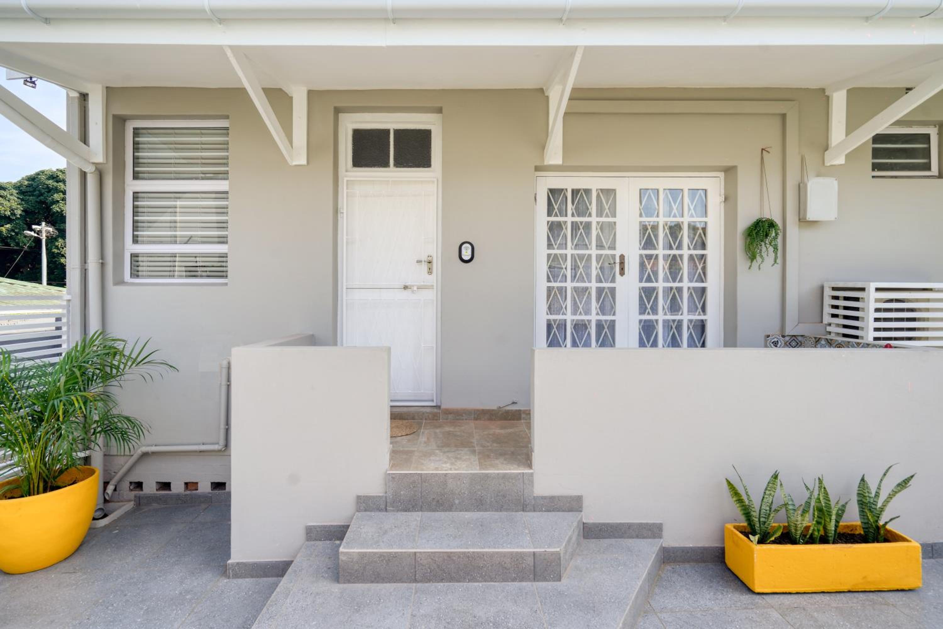 Hotel Hampton Collection - Contemporary 3 Sleeper Apartment with Pool - Image 1