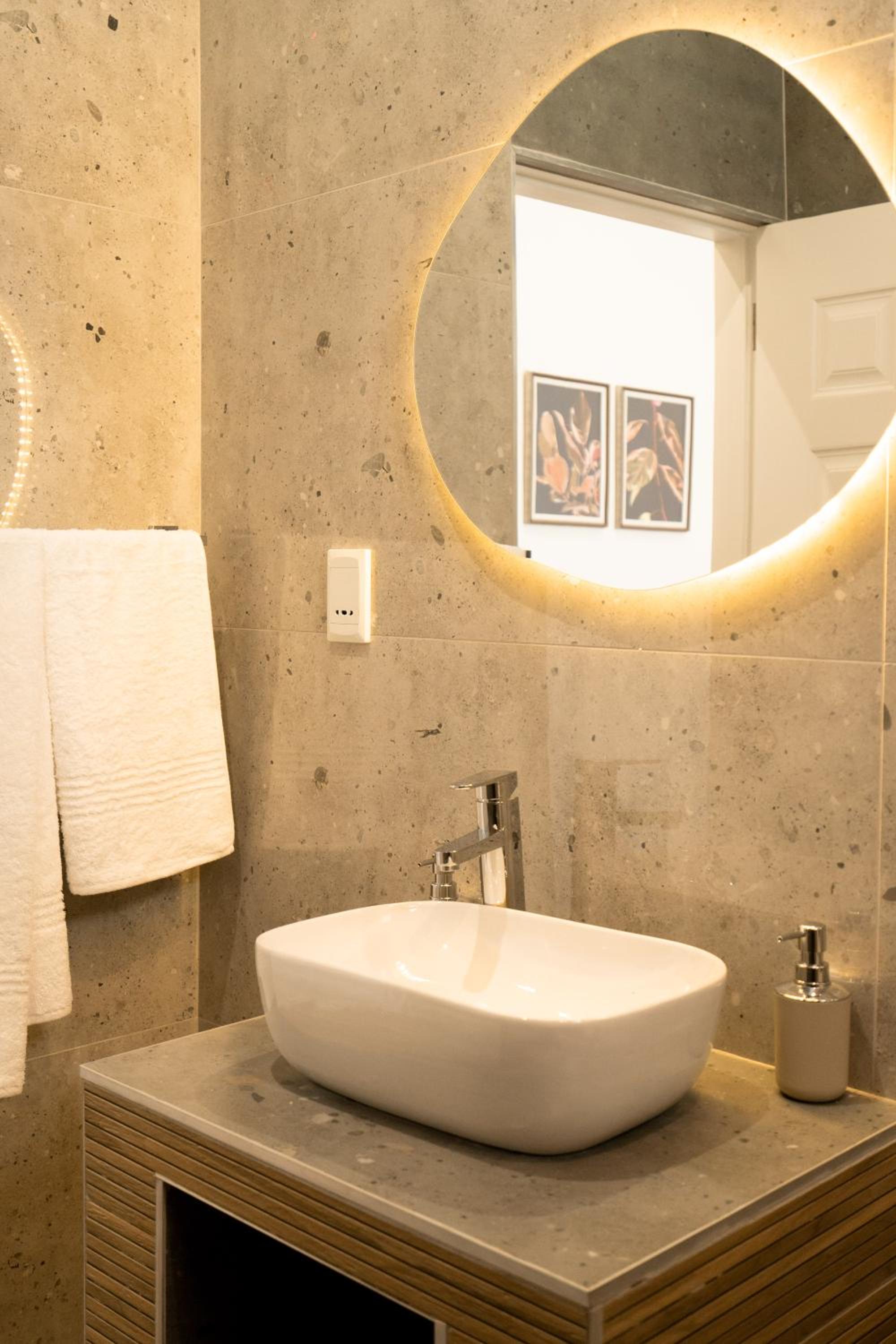 Hampton Collection - Contemporary 3 Sleeper Serviced Apartment with Pool view 2