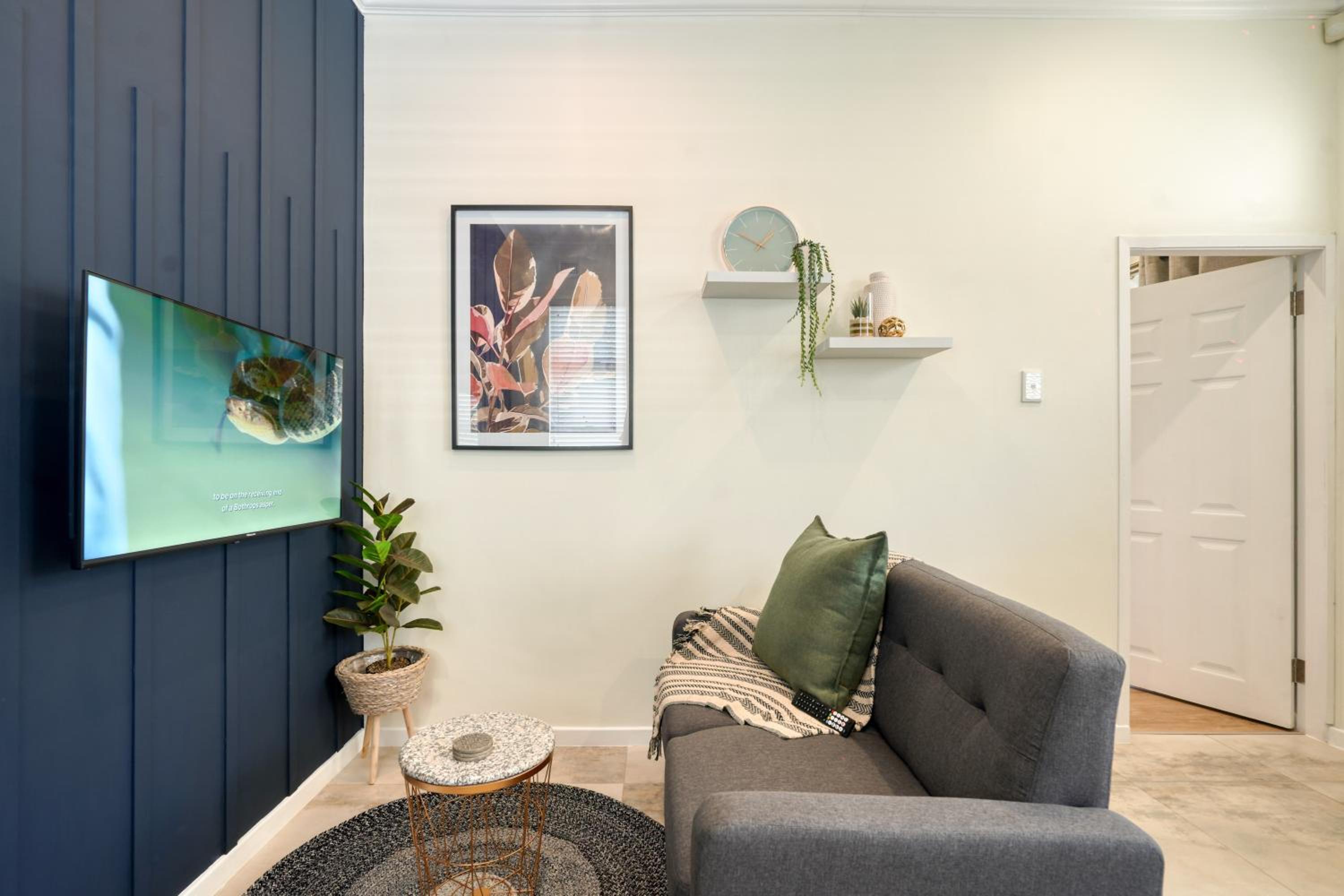Hampton Collection - Contemporary 3 Sleeper Serviced Apartment with Pool view 3