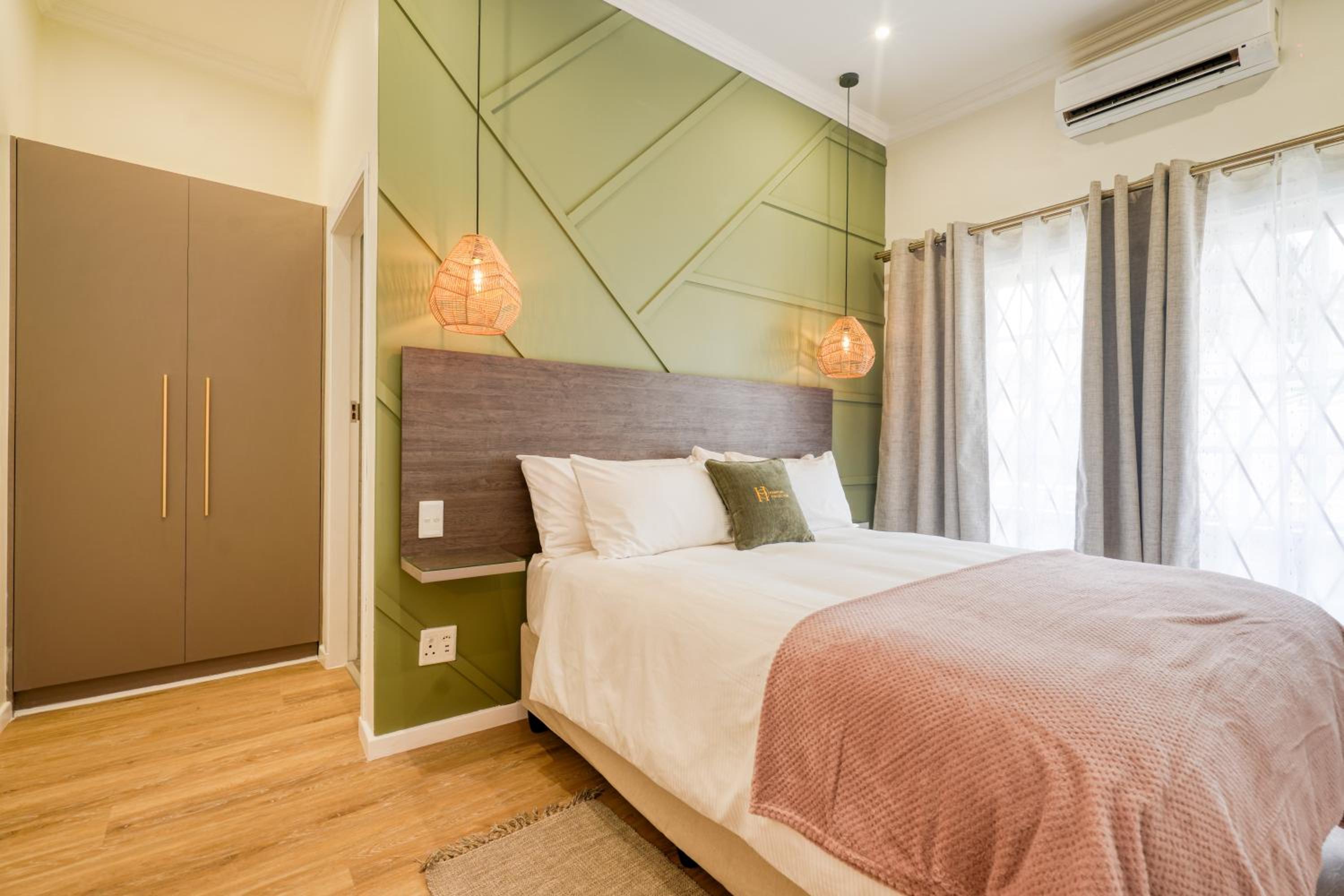 Hampton Collection - Contemporary 3 Sleeper Serviced Apartment with Pool view 4