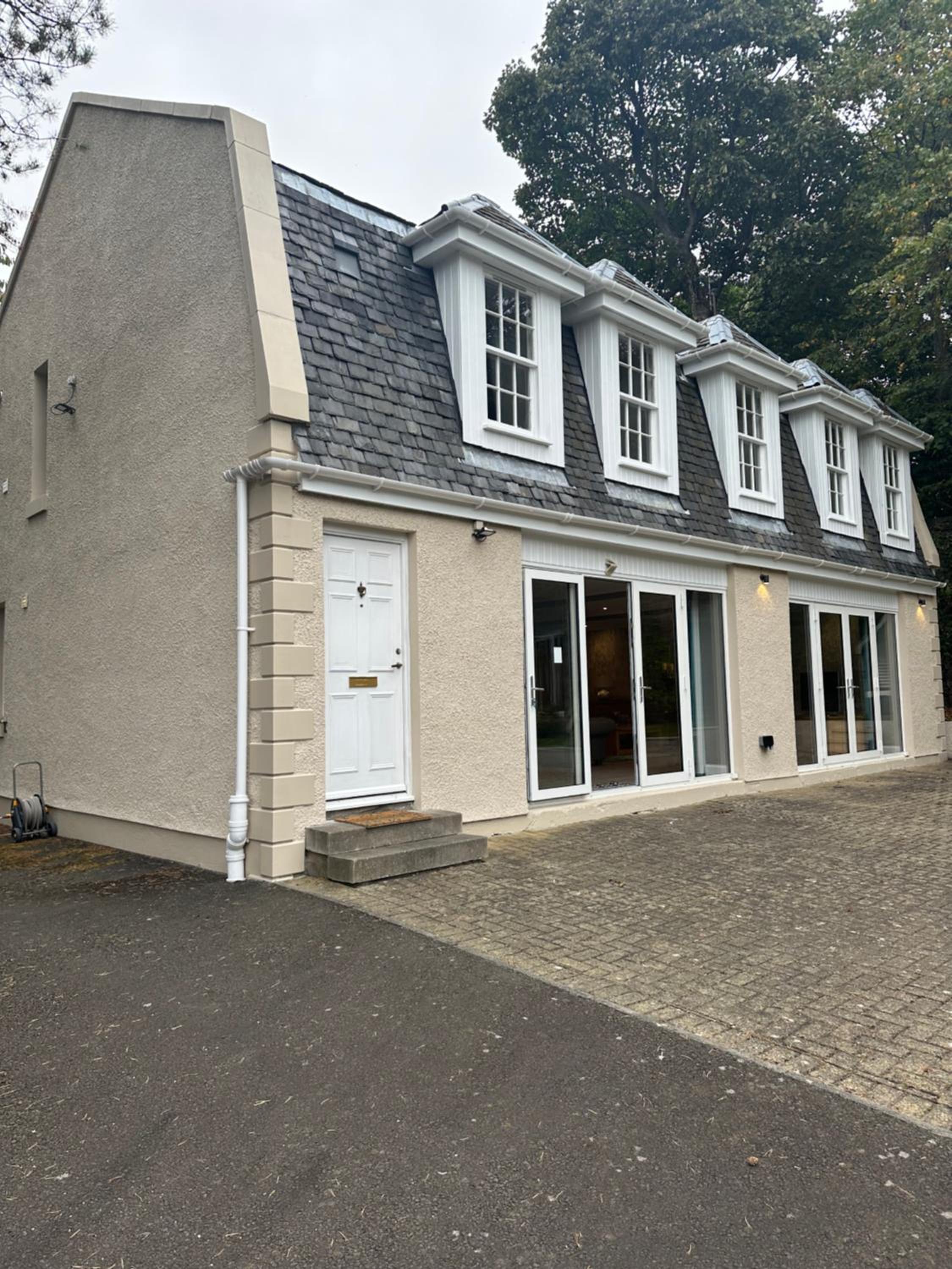 Cameron Coach House Modern Property in Murrayfield Edinburgh view 4