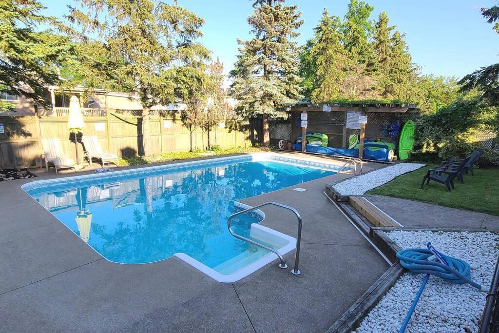 Cozy 3BR Family Getaway - Niagara Pool Oasis