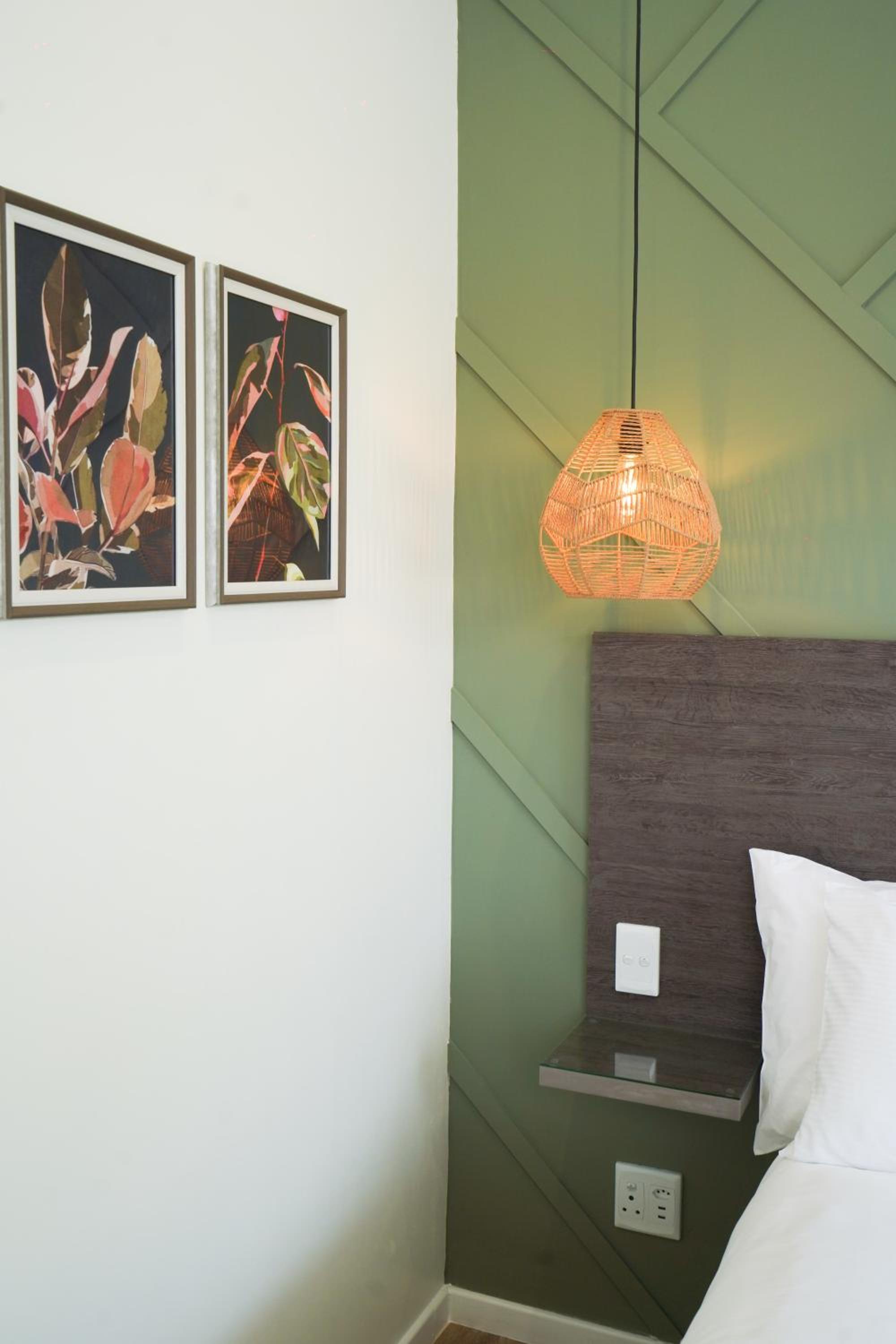 Hampton Collection Modern 1 or 2 Bedroom Serviced Apartment with Pool view 5