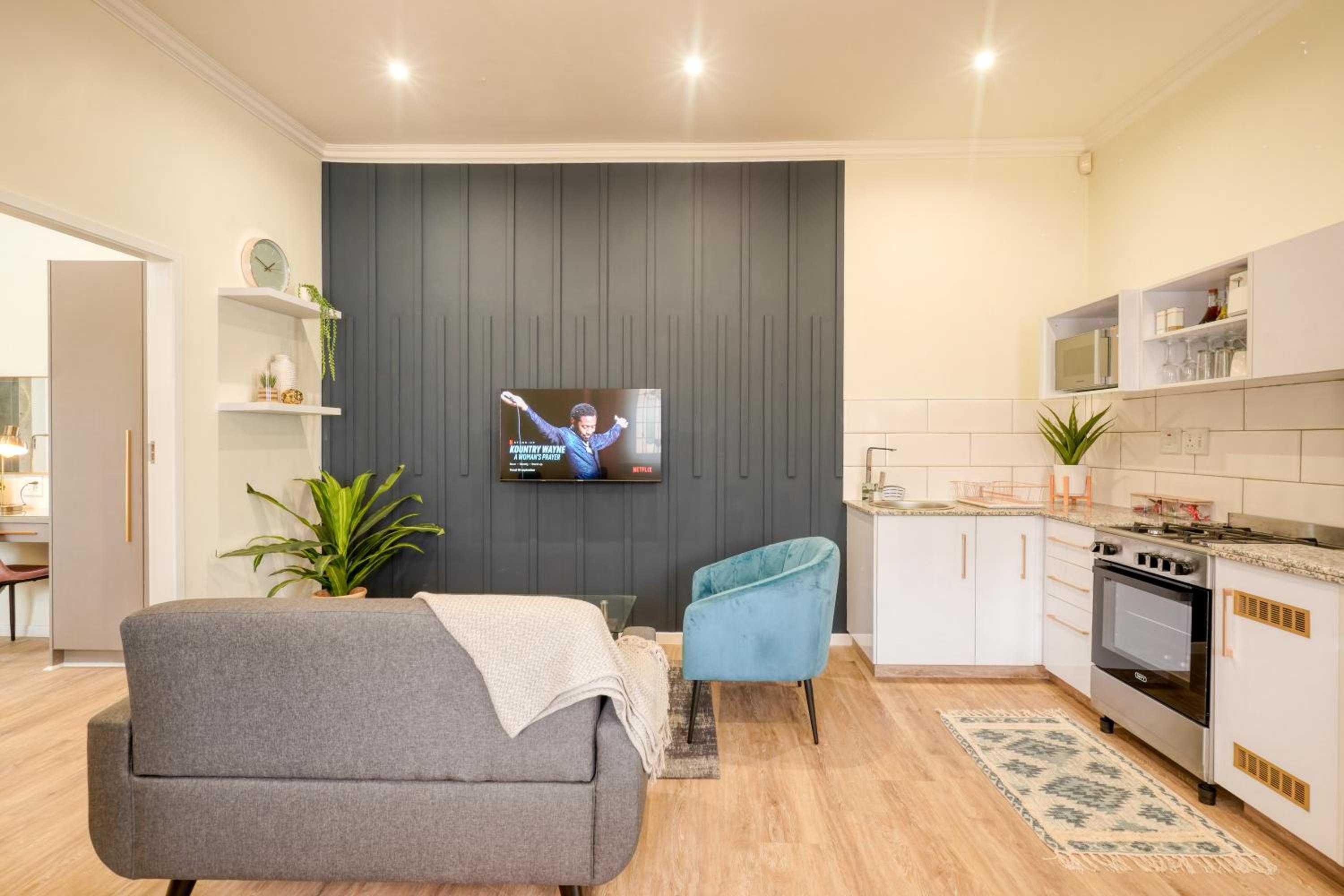 Hampton Collection Modern 1 or 2 Bedroom Serviced Apartment with Pool view 2