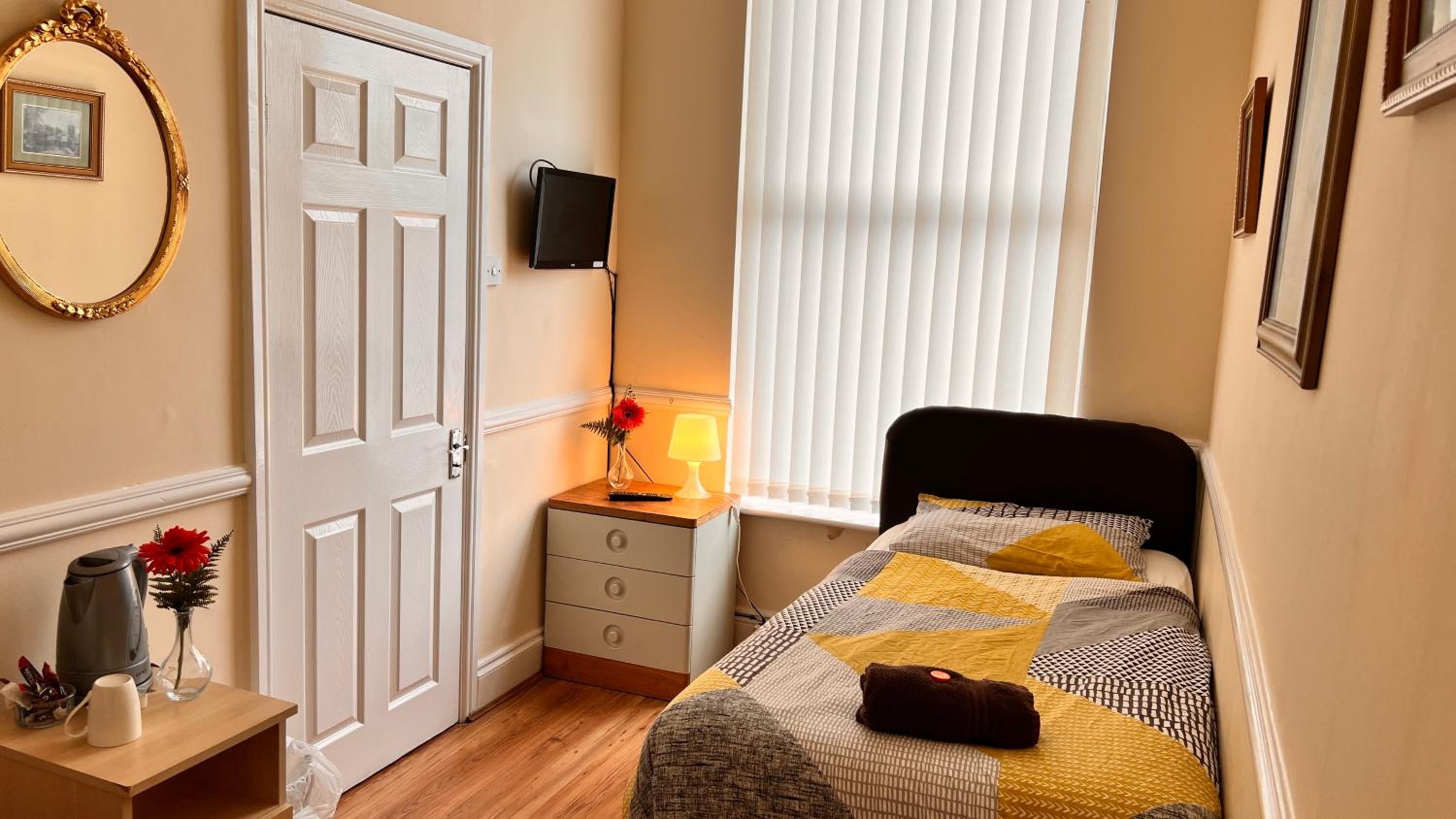 Castle Lodge Guest House 86-88 Sheil Rd L6 3AF view 2