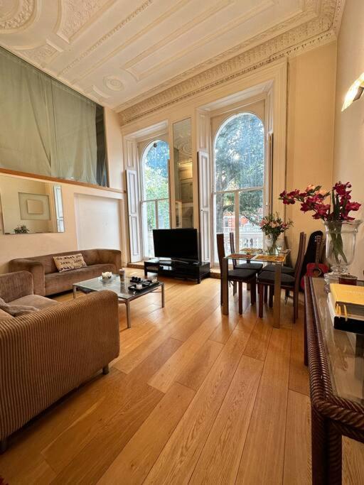 Grade II Listed Balconied 3-Bed Mezzanine Kensington Flat