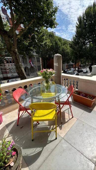 Grade II Listed Balconied 3-Bed Mezzanine Kensington Flat