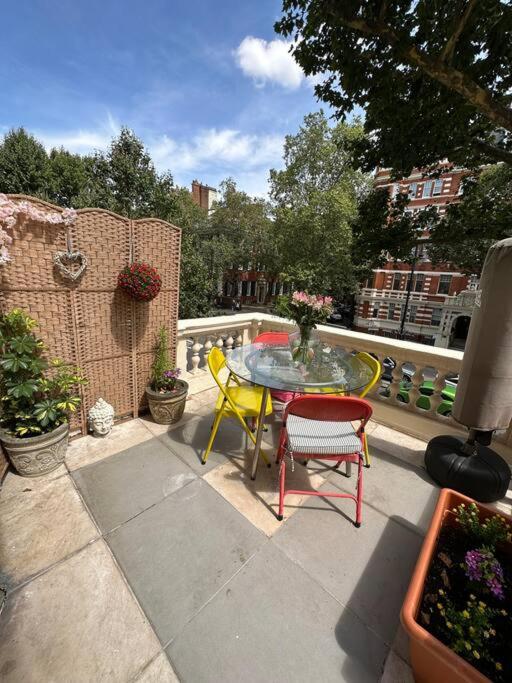Grade II Listed Balconied 3-Bed Mezzanine Kensington Flat
