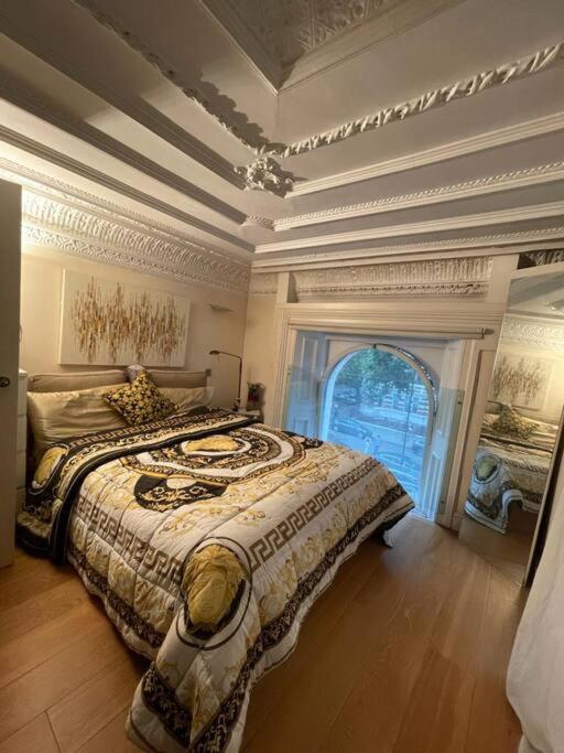Grade II Listed Balconied 3-Bed Mezzanine Kensington Flat