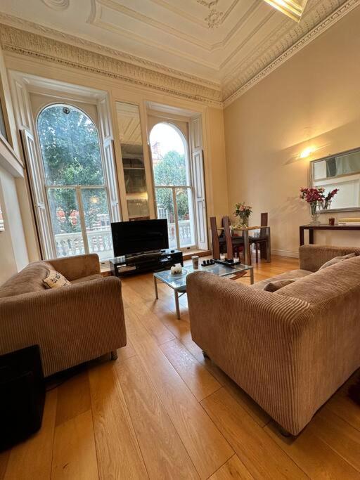 Grade II Listed Balconied 3-Bed Mezzanine Kensington Flat