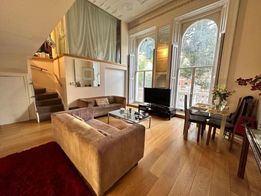 Grade II Listed Balconied 3-Bed Mezzanine Kensington Flat