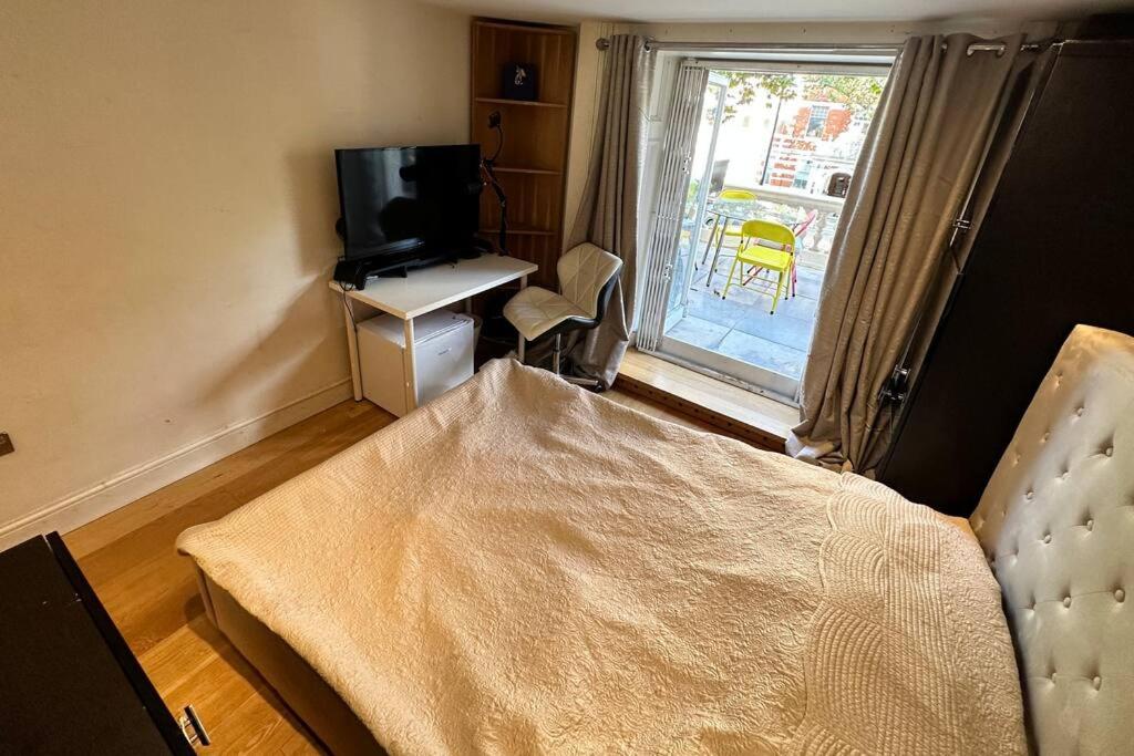 Grade II Listed Balconied 3-Bed Mezzanine Kensington Flat