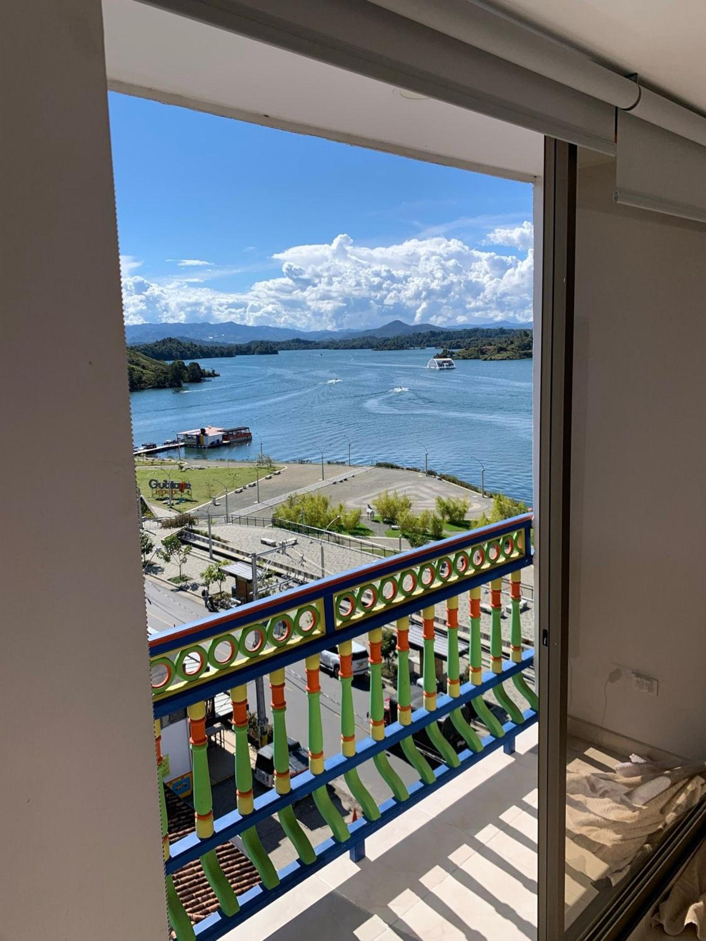 Apartamentos San Jose vistal al lago, cerca del parque. Guatape.
